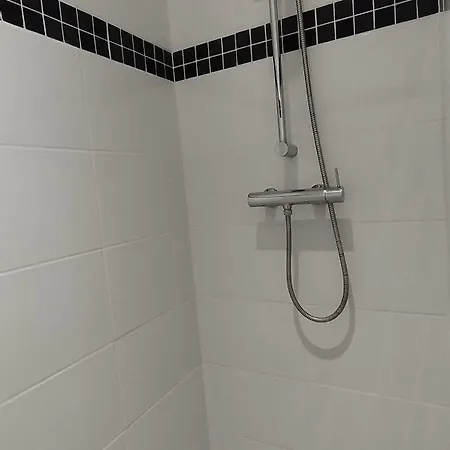 Neuf Avec Acces Independant 게스트하우스 3*