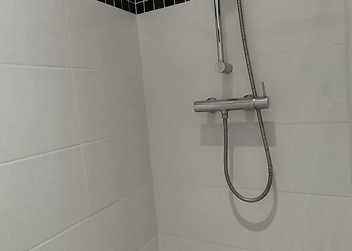 Neuf Avec Accès Indépendant Pensión 3*